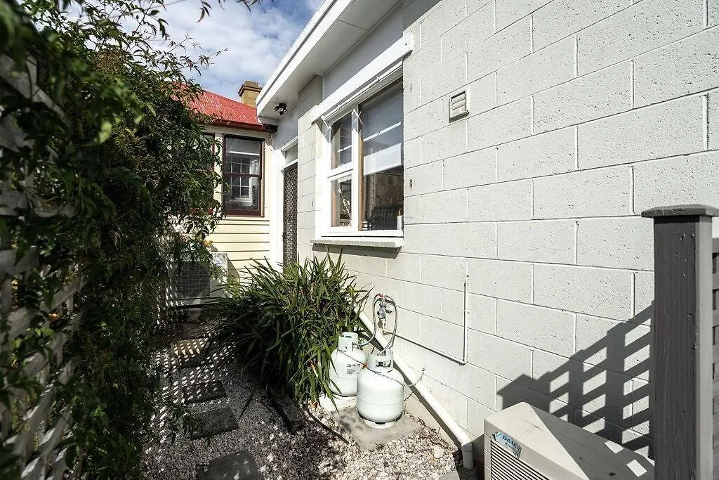 Berwick Cottage And Studio Hobart