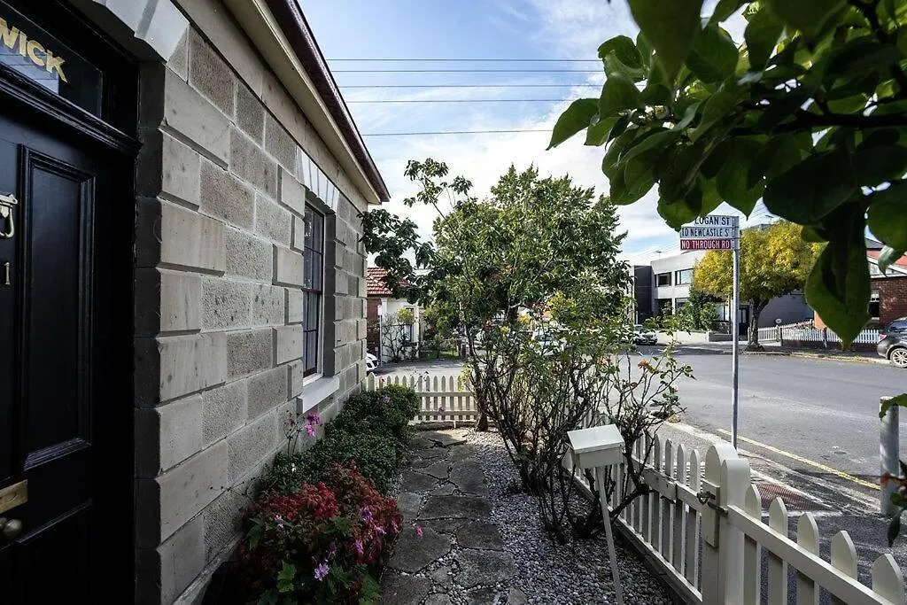 Berwick Cottage And Studio Hobart